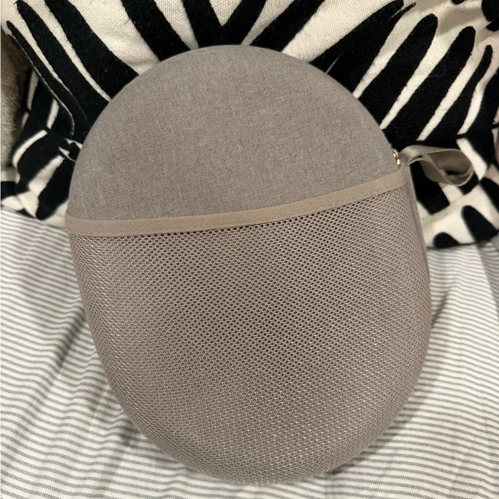 Sony WH1000XM4 in Silver - Picture 6 of 7